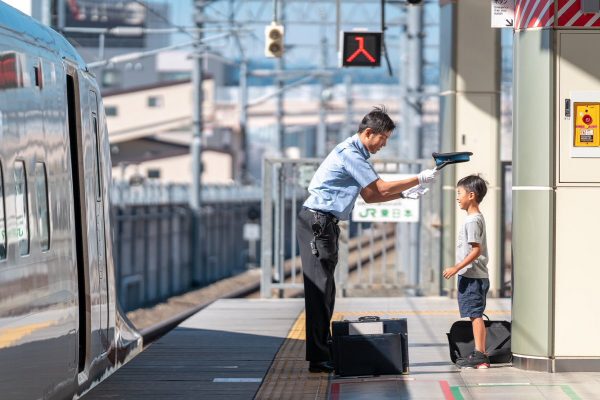 これぞ神対応！ 北陸新幹線の運転士さんが男の子に帽子をかぶらせてくれた光景がすてき - Togetter [トゥギャッター]