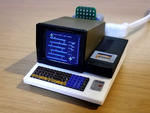 ディスプレイもちゃんと映る！リアルな「レトロPC風フィギュア」 制作