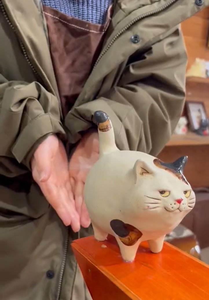 猫さんのお尻に手をかざすと…アルコールがばっしゃー！「あの