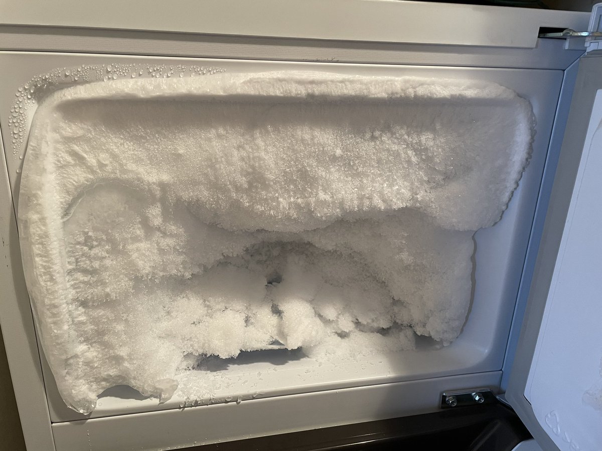 冷凍庫をこじ開けるとそこは雪山であった…庫内一面霜だらけになっちゃった人のその後が気になる - Togetter [トゥギャッター]