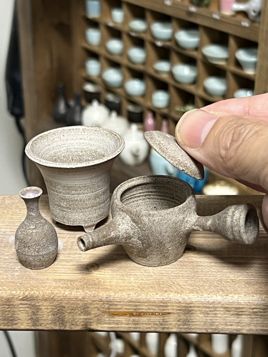 プロの陶芸家が100均の粘土で作ったミニサイズの壺や急須がハイレベル プロの陶芸家が100均の粘土で作ったミニサイズの壺や急須がハイレベル