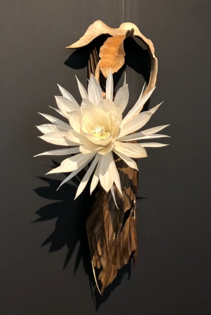 月が注ぐ花ページ 水を注ぐと「月下美人」の花が咲く彫刻が見とれてしまう美しさ