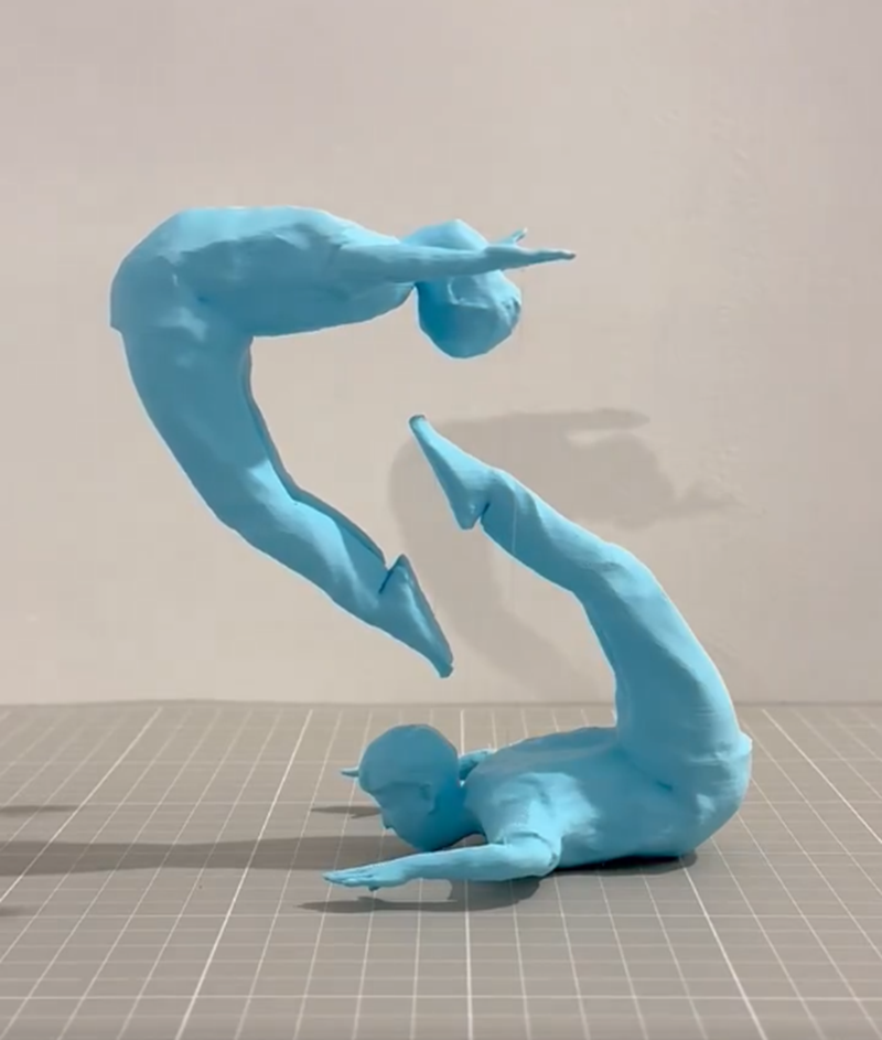 俺」をもっと見てくれ！エビ反りのオブジェが宙に浮くシュールな