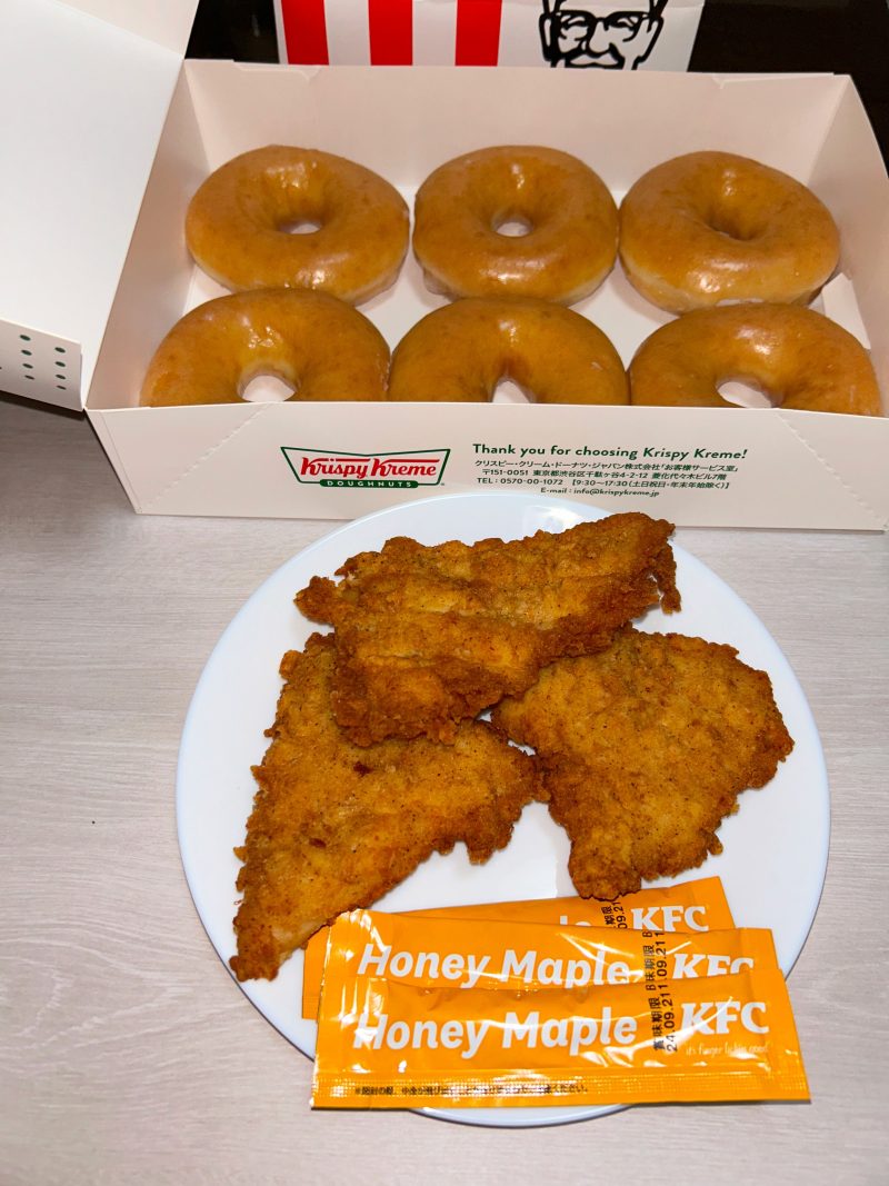 ケンタッキーの骨なしチキンをドーナツで挟んでメイプルシロップ