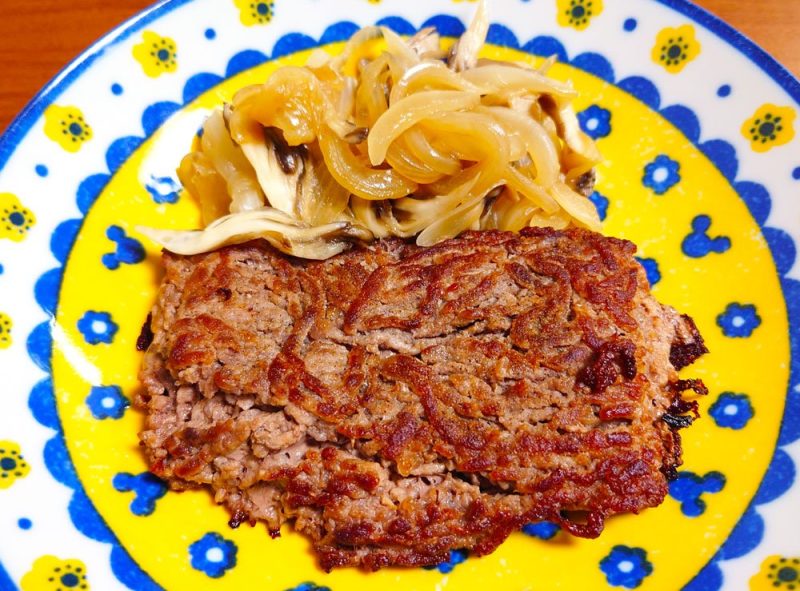 Xで賛否両論の「ひき肉そのままステーキ」実際に作って食べてみた