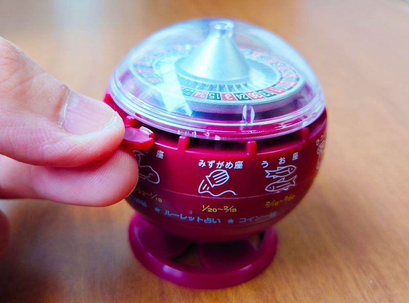 昭和世代に直撃「ルーレット式おみくじ器」のカプセルトイの再現度が